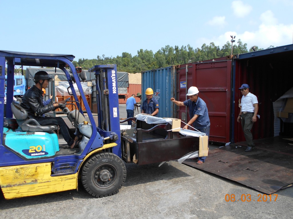Container vừa cập cảng